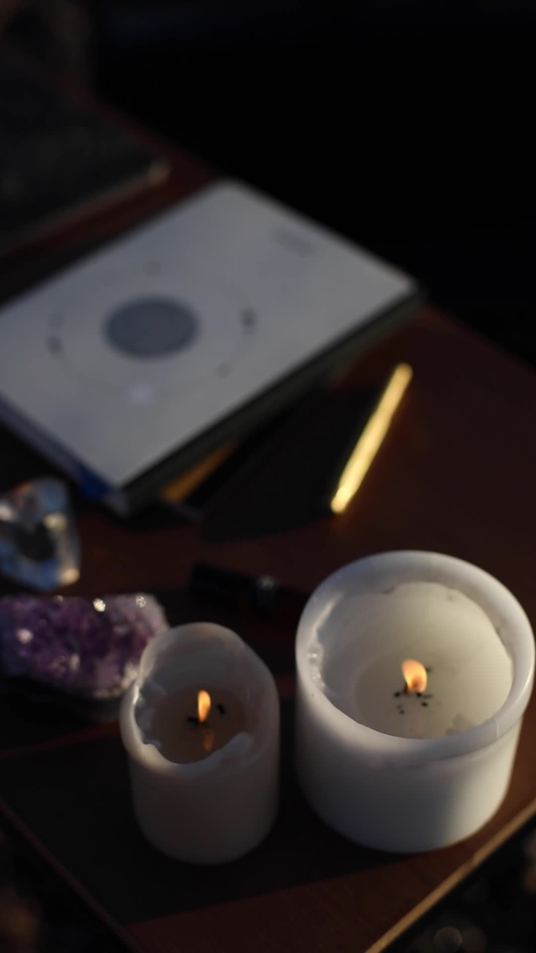 Velas encendidas durante un momento de la sesión