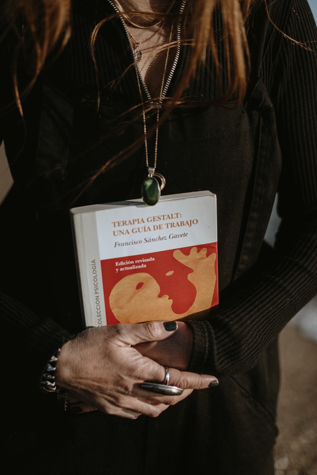 Cris con una carta de tarot en las manos