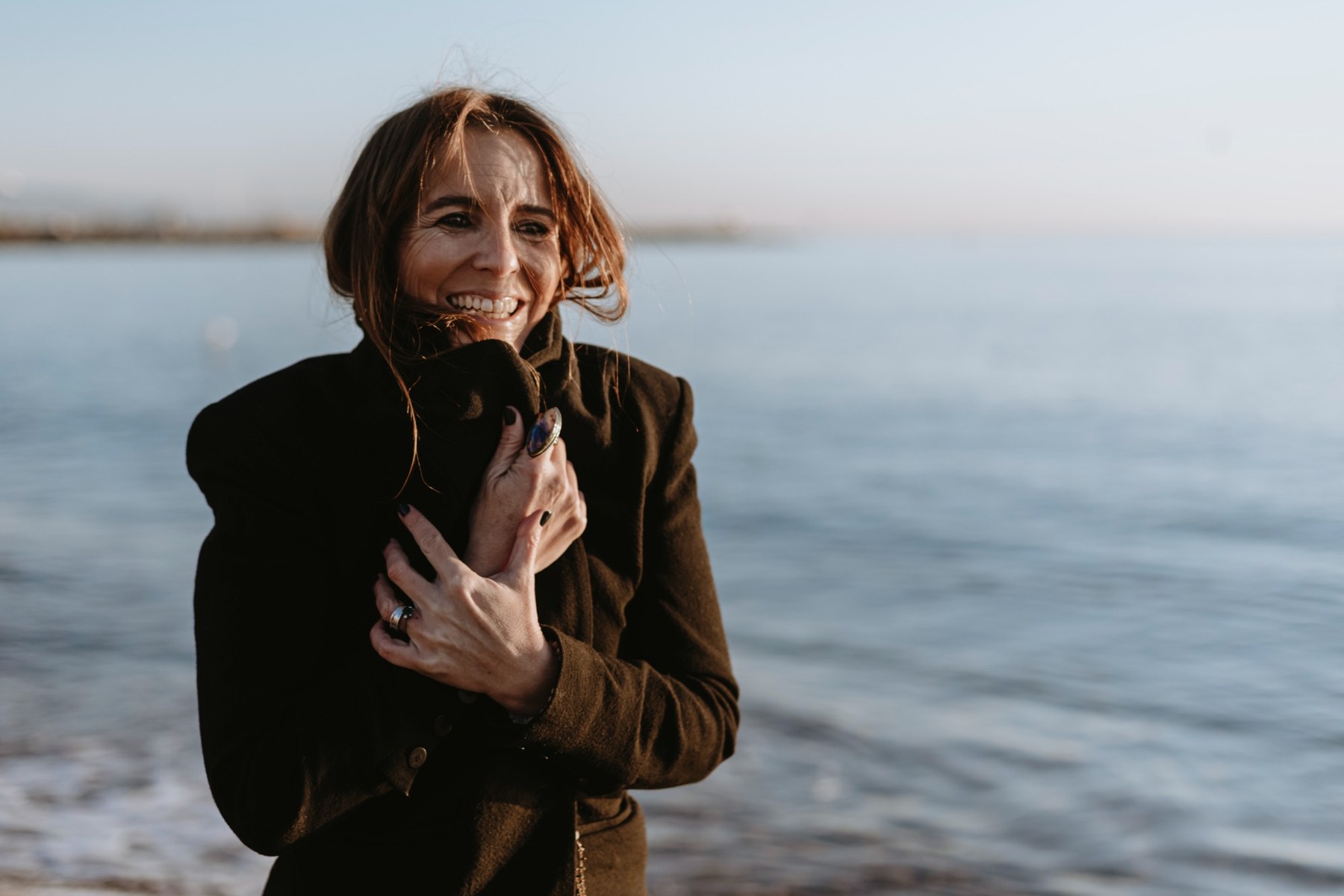 Retrato de CRIS PÉREZ IZQUIERDO junto al mar